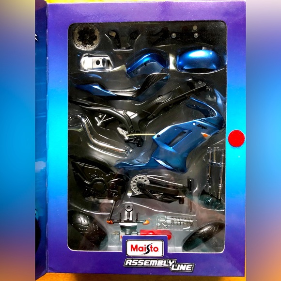 Maisto Motorcycle Building Kit - Kawasaki Ninja ZX-6R Assembly Line - Picture 3 of 8